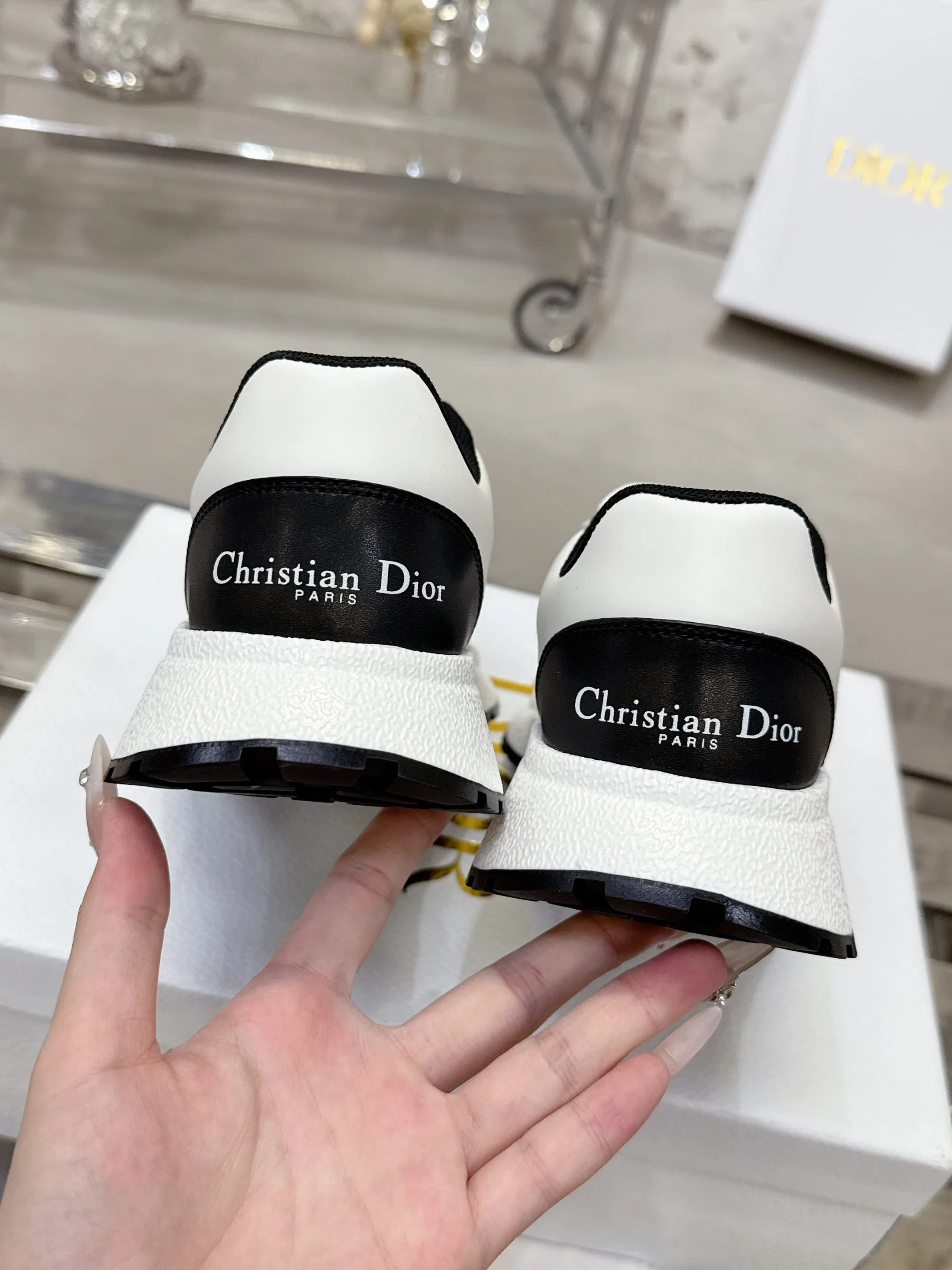 [Dior Dior] P: 640💰Couple model Size: Female: 35-40 (customized at 41), male 39-44. (customized at 45) 2025 Dior Dior autumn and winter new couple model, thick-soled casual sports shoes, originally purchased and developed to reinterpret the sports style with an elegant and fashionable shape. The upper is crafted from white mesh fabric and features the Christian Dior Paris signature on the laces and heel. The exquisite two-color sole is light and soft, which can add a high-end temperament to all kinds of casual looks. The delivery counter is exquisitely packaged🛍📦 ▪️Material: Original custom imported first-layer cowhide ▪️Inner lining: Imported soft sheepskin lining ▪️Sole: Original open-molded anti-slip rubber material ▪️Sole thickness: 4CM